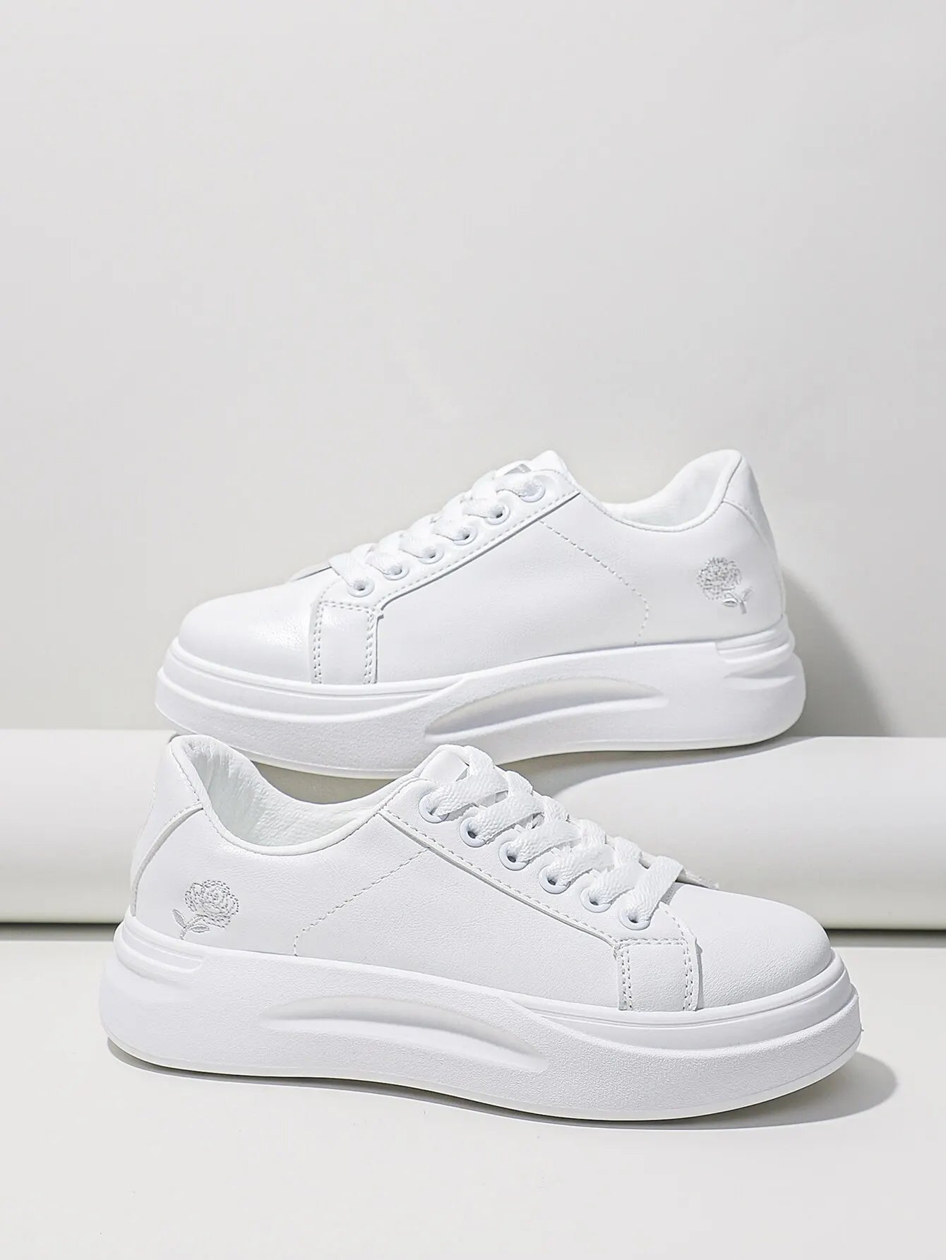 Women's Casual Sneakers White Metallic STYLE SOURCE